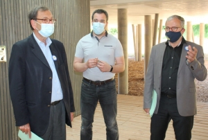 « Enthousiaste après la découverte du Pôle environnemental d’Auxerre, Denis THURIOT, candidat de la majorité présidentielle aux régionales, aux côtés de Jean-Philippe SAULNIER-ARRIGHI, estime que chaque grande ville de notre contrée devrait posséder un tel équipement qui favorise l’éclosion du digital durable… ».