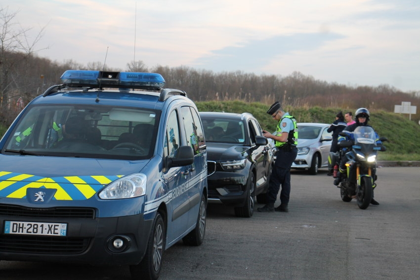 « Déploiement de forces de l’ordre sur l’autoroute A 6 en ce premier jour des départs en vacances ! La Gendarmerie départementale de l’Yonne n’a pas ergoté sur les moyens techniques et humains pour gérer l’opération de sécurité renforcée au moment de ce rush francilien. Une action suivie de très près par le préfet de l’Yonne Henri PREVOST… ».
