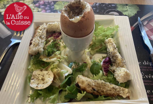 « Implantée juste en face de l’accès ferroviaire fréquenté par plus de 4 000 Sénonais se rendant quotidiennement à Paris, la « Brasserie de la Gare » demeure une table authentique et exquise de la place. Du fait maison et un rapport qualité/prix des plus corrects… ».