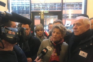 « La mobilisation des élus bourguignons et des professionnels de la viticulture aura permis le retrait de l’ordre du jour du Comité national de l’INAO du projet de révision de nouvelles aires géographiques. Un recul qui a été confirmé par les responsables de l’organisme. Si les premières décisions satisfont celles et ceux qui se sont mobilisés, la vigilance reste de rigueur pour la poursuite des tractations… ».