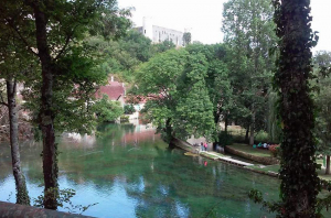 « La fée Ondine est fin prête à livrer via smartphone interposé tous les secrets qui entourent le plan d’eau, le château ou l’église de Druyes-les-Belles-Fontaines ! Mais avant cela, la municipalité recherche cinquante personnes susceptibles de tester la nouvelle application permettant cette visite inspirée de faits réels… ».