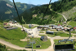 « La montagne, en lieu et place désormais des plages de la Côte d’Azur, comme destination régulière des futurs vacanciers de ces prochains étés ? Une évidente réalité afin de ne plus suffoquer à la touffeur des températures caniculaires ».