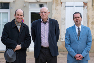 « Spécialiste de la question, Philippe DESMOULINS-LEBEAULT (au centre de la photo), membre de l’ONG « Europe for Family » a répondu à toutes les sollicitations des partisans de VIA La Voie du Peuple et du Mouvement Conservateur lors de la conférence concoctée autour d’un sujet brûlant de la gouvernance étatique : l’euthanasie et le suicide assisté. L’Europe et son fonctionnement seront un autre thème abordé en 2023… ».