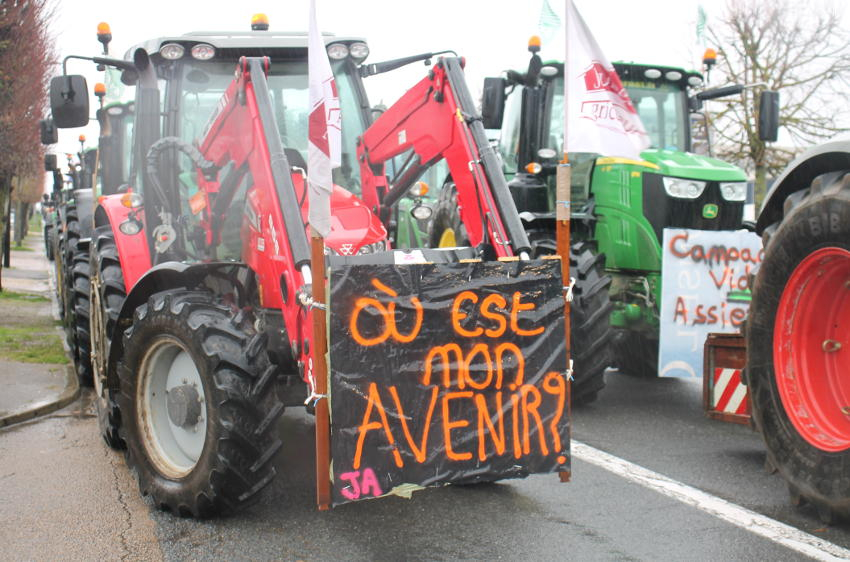 Hymne à la gloire des paysans : ah ça ira, ça ira, ça ira…la chanson des manifestations ?