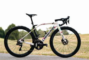 « En matière de mobilité douce, les cycles sont devenus les chouchous de nos compatriotes, notamment celles et ceux qui résident en zone urbaine. Dijon Congrexpo apporte des innovations à ce rendez-vous, deuxième du nom, en accueillant le constructeur local, LAPIERRE… ».