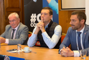 « Le président candidat à sa propre succession à la tête du Rassemblement National Jordan BARDELLA espère transformer l’actuel mandat par intérim en mandat à durée indéterminée après le vote du mois d’octobre. Aux côtés de Julien ODOUL et de Daniel GRENON, il a déjà reçu les suffrages positifs des militants de l’Yonne… »