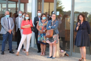 « Changement de présidence à la Chambre des notaires de l’Yonne : Me Maryse BELLIAU (à droite avec le micro) succède à Me Laurent TOPIN pour une mandature de deux ans. La nouvelle responsable a présenté son bureau après avoir animé l’assemblée générale ordinaire de l’après-midi… ».