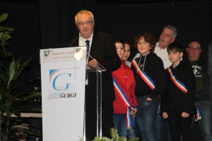 « L’une des dernières apparitions publiques fut la séance de vœux en janvier dernier pour le maire de Gurgy Jean-Luc LIVERNEAUX. Mardi 27 février, la commune aura désigné son successeur après son retrait de la fonction d’édile – mais pas de ses différents mandats – pour ce passionné de culture et d’économie. A 70 ans, l’ancien maire de Gurgy rêve d’autre chose… ».