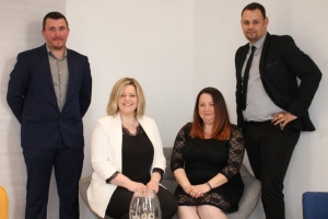 « C’est l’une des dernières enseignes qui est apparue dans le milieu très concurrentiel de l’immobilier dans l’Yonne. GP 89 entend bien se différencier et se développer à large échelle afin de posséder un coup d’avance. Pour son dirigeant Mehdi BARBOT (à droite), l’emploi du numérique et la relation inter-cabinets existante entre les agences à la même estampille représentent les atouts pour se démarquer… ».