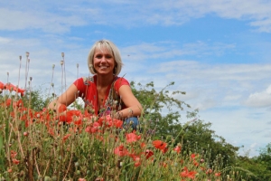 « L’Auxerroise Nathalie BALACE publie son premier ouvrage, « Le jour où j’ai décidé de guérir », un condensé de sa propre expérience face à une implacable pathologie. Un livre bourré d’enthousiasme à mettre dans toutes les mains pour reprendre sa santé sans sombrer dans la névrose médicamenteuse… ».