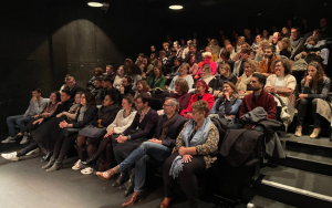 « La compagnie théâtrale « Reflet » a assuré le spectacle avec professionnalisme face aux membres du club de la CCI 89, « Les Entreprises qui s’engagent ». L’humour était au rendez-vous de cette réflexion un peu particulière autour de l’emploi et de ses multiples facettes… ».