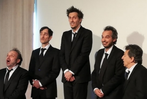 « Le quintuor « Têtes de Chien » a rivalisé de prouesses artistiques, mêlant voix a capella et lecture de témoignages de personnes âgées, pour évoquer la collecte nécessaire des informations mémorielles. Une réussite… ».