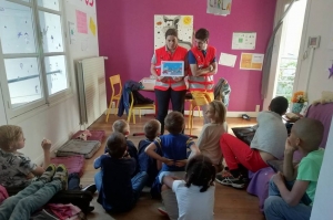 « La Croix-Rouge de Sens recherche des bénévoles pour grossir ses rangs. Le profil type requis : être ouvert au travail en équipe et posséder le sens de la relation à l’autre. Quant aux missions, elles sont diverses comme ces séances pédagogiques auprès des scolaires sur le secourisme… ».