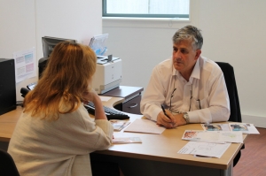 « A l’écoute des personnes en recherche de travail, les conseillers de Pôle Emploi n’ont pu exercer leur métier ce vendredi 29 juin, en hommage à l’une des leurs qui a été froidement abattue à l’agence de Valence. Un drame de la détresse absolue qui frise avec l’impensable… ».