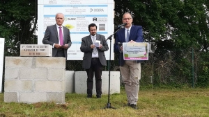 « L’environnement demeure prioritaire pour la commune de VENOY et son édile, Christophe BONNEFOND. Profitant du soutien de l’Agence de l’Eau Seine Normandie et de l’Etat, la localité perçoit une autre manne financière, grâce à l’octroi d’un « Aqua Prêt », proposé par la Banque des Territoires. Soit un additif d’1,3 million d’euros réservé aux travaux d’assainissement et de gestion des eaux pluviales. Le chantier devrait aboutir à son terme en 2020… ».