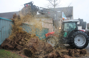 « Curieuse scène de manifestations agricoles dans la rue Monge à l’heure de la sieste digestive pour les riverains de la Direction départementale du Travail de l’Yonne ce jeudi ! A l’appel de la FDSEA et des JA 89, les professionnels de la filière sont venus défendre leurs intérêts devant les locaux de l’administration étatique. Plus de 70 engins agricoles et 150 personnes qui ont ensuite investi sous une pluie battante les rues d’Auxerre… ».