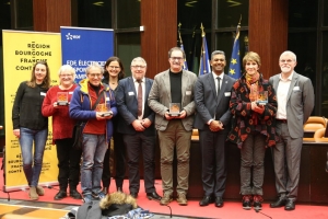 « La neuvième édition des Trophées nationaux de la Fondation EDF s’est jouée au plan Bourgogne Franche-Comté ce mardi à l’Hôtel de la Région à Dijon. Récompensant les associations qui créent des actions en faveur de la solidarité et de l’altruisme, l’épreuve a été profitable à quatre structures associatives de Côte d’Or, de Saône-et-Loire, du Jura et de Haute-Saône… Des prix remis par Yves CHEVILLON, délégué régional EDF et Laure HERVE, responsable du pôle projets mécénats à la Fondation EDF…».