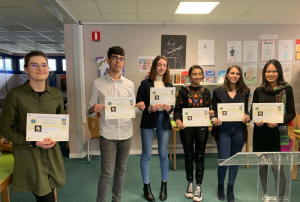 « C’est sur le thème du changement (vaste programme !), que se sont retrouvés six élèves de terminale et de première du lycée Saint-Joseph-la-Salle lors des sélections auxerroises du 34ème concours d’éloquence proposé par le Lions Club. Deux candidates ont été sélectionnées : elles défendront les couleurs des clubs Auxerre Phoenix et Rives de l’Yonne le 02 mars en finale de zone… ».