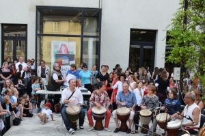 « Depuis quarante ans, la Fête de la Musique offre une opportunité aux mélomanes de satisfaire leurs ouïes selon la qualité ou non des groupes qui se produisent gracieusement dans la rue ! ».