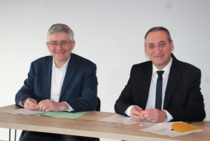 « Mutualisation des bons procédés et échanges d’expériences pour la Chambre de Commerce et d’Industrie de l’Yonne et France Travail 89 : les recruteurs vont bénéficier de la nouvelle stratégie « Dites-le nous une fois », instaurée par les deux partenaires du monde économique et institutionnel…Un concept expliqué par Yves HUTIN, responsable de France Travail Yonne (à droite) aux côtés de Didier CHAPUIS, dirigeant d’entreprise…».