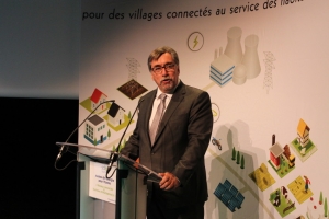 « L’itinérance ou le eRoaming est la faculté de pouvoir utiliser des équipements électroniques et échanger des données via un réseau multi-opérateurs, indépendamment de son opérateur d’origine. Avec l’adoubement de cette convention de partenariat unique, les bornes de recharge de l’Yonne seront désormais accessibles aux conducteurs de véhicules électriques de toute l’Europe. Une intégration parmi un réseau international qui ravit le président du syndicat départemental d’énergie, Jean-Noël LOURY… ».