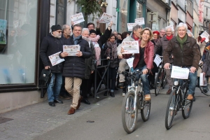 « La liste Auxerre Ecologie conduite par Florence LOURY et Denis ROYCOURT a adressé une lettre ouverte à l’édile d’Auxerre et président de l’Agglomération Guy FEREZ lui demandant la mise en application d’un plan d’urgence en faveur de la bicyclette. Et de profiter des aides de l’Etat et de la Région qui abondent sur ce sujet… ».