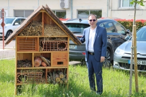 « Il y prend un plaisir jubilatoire, le dirigeant de la PME de Sens ! Pascal CHAROT surveille avec grand intérêt l’évolution de ses plantations qui viendront arborer à l’état adulte une mare où prolifèrent déjà de nombreux  insectes accueillis dans un abri grand luxe ! Quand activités industrielles et préservation de l’environnement font bon ménage ! ».