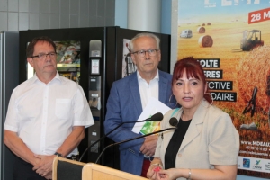 « Pour Séverine DUTREIX, directrice de l’agence Pôle Emploi à Auxerre, les « Moissons », organisées avec le concours de la Maison de l’Emploi et de nombreux partenaires représentent une chance magnifique pour les « chercheurs d’emploi ». La responsable de l’organisme a aussi apporté un éclairage optimiste en matière de perspectives de recrutement sur la région… ».