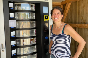 « Opérationnel depuis seulement quelques jours en mode 24h/24, le distributeur à fromages et à spécialités locales installé près de son site de production fait la joie de Claire GENET, la responsable de la Ferme d’Ultéria – La Ferme de Claire à Saint-Bris-le-Vineux. L’idéal pour se constituer un pique-nique de qualité ! ».