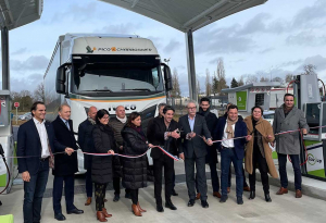 « Précurseur en créant la première station de distribution de gaz naturel liquéfié et comprimé en 2017, PICQ &amp; CHARBONNIER remet le couvert quatre ans plus tard avec cette nouvelle réalisation près de la sortie de l’A6 non loin d’Avallon. Une station qui est exploitée par la coopérative GAZ’UP, proposant deux sortes de gaz, le GNC et le GNL… ».