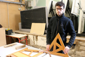 « Natif d’Angers, Hugues a fait étape à Auxerre le temps de se perfectionner dans son métier de menuisier. Il lui reste deux ans pour boucler son Tour de France, avec l’espoir de devenir un jour son propre « singe » ! ».