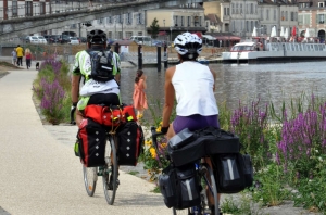 « La Ville d’Auxerre propose un cycle de quatre balades à vélo chaque samedi de juin afin de projeter les Auxerrois vers les choses agréables de la vie. Bucoliques et culturelles, ces sorties ne seront pas placées sous le prisme du sport… ».