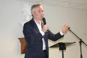 « Inquiet de la pérennité des activités des épiceries solidaires dont un quart sont dans le rouge financièrement, le sénateur de l’Yonne Jean-Baptiste LEMOYNE a fait adopter un amendement par le Sénat, soutenu par le gouvernement, avec 2 millions d’euros supplémentaires obtenus à la clé ! Un beau cadeau de Noël, en vérité ! ».