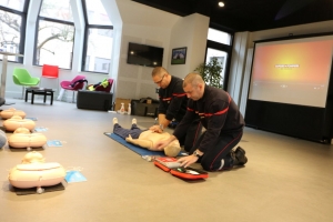 « Les sapeurs-pompiers de l’Yonne prodiguent leurs conseils en les complétant de démonstrations effectives sur des mannequins. La fédération départementale de GROUPAMA a démarré un cycle de sensibilisation destiné à l’ensemble de ses collaborateurs. Mais, ces cours concerneront aussi les administrateurs de l’assureur mutualiste…».