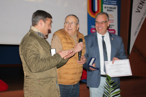 « Ancien maire de VENOY entre 2001 et 2014, Philippe MAILLET, toujours en activité auprès du SDEY et du Centre de Gestion, mais aussi investi dans la vie de la commune, a reçu la médaille de maire honoraire des mains de Christophe BONNEFOND et de Crescent MARAULT lors de la cérémonie des vœux… ».
