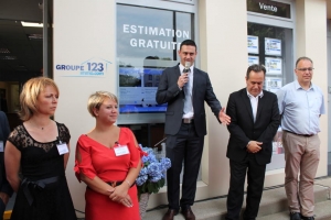 « Le Groupe 123 IMMOBILIER (Baptiste CHAPUIS au centre) affiche publiquement ses nouvelles ambitions aux côtés des élus de l’Yonne et de ses collaborateurs… ».