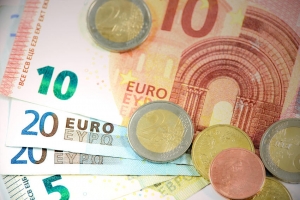 « Service unique sur le marché bancaire, l’offre « INSTANT PAYMENT » facilite les opérations de virement pour celles et ceux qui en sont friands. Concevable en un laps de temps record, l’argent est crédité sur le compte du bénéficiaire en moins de dix secondes. Une prouesse technique, qualifiée de révolutionnaire par ses auteurs… ».