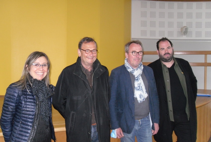 « Dans la grande salle de conférence, Elisabeth LEBEGUE, directrice de la Maison Normand, Jean-Philippe SAULNIER-ARRIGHI, président de la Communauté de Communes Puisaye Forterre, Eric PAURON, maire de Champignelles et Thomas DARIEL, fondateur de la MaNa visitent le site de la future « Cité des Métiers d’Art » qui s’implantera en Puisaye-Forterre… ».