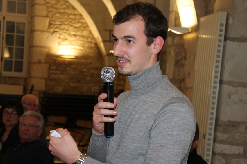 « Le droit à l’Internet figure parmi les vraies réflexions qu’il est nécessaire de mener en France afin de réduire la fracture numérique. Consultant en communication pour une agence de conseils basée dans la capitale, Thomas MONARCHI-COMTE, Icaunais de souche, était présent lors du Grand débat organisé par la commune de Saint-Bris-le-Vineux et l’Association des Maires de l’Yonne, vendredi soir. Plus jeune intervenant de l’assistance, il attend beaucoup de la synthèse et des tendances qui sortiront de ces consultations, preuves d’une démocratie vivace… ».