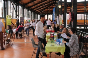 « Plus d’une centaine de jeunes gens en quête de renseignements précis sur les orientations menant à la vie professionnelle par le biais de contrats d’apprentissage et de contrats de professionnalisation ont fréquenté ce troisième Job dating initié par la Communauté d’agglomération du Grand Sénonais. Trois cents offres d’emplois étaient également proposées en parallèle de cette manifestation… ».