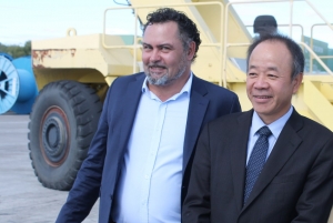 « De cent à cent cinquante conteneurs par mois partent à destination de la métropole du Vietnam, Ho Chin Minh, depuis le port de Gron. Un flux régulier et croissant en progrès qui a pu se développer grâce à la présence de la structure locale, montée par Didier MERCEY (en compagnie de l’ambassadeur Nguyen THIEP), LOGI VIET France... ».