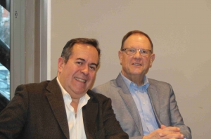 « L’adjoint en charge de l’activité commerce à la Ville d’Auxerre Jean-Philippe BAILLY que l’on voit aux côtés de l’élu Jean-Paul SOURY présentera dans le détail l’opération « Les Samedis de l’été » dévoilée au cours d’une conférence de presse lundi 22 juin… ».