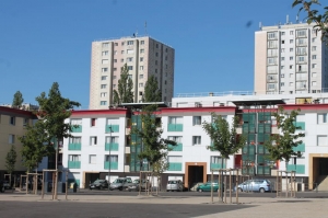 « La rallonge nationale faite au programme de renouvellement urbain de l’ANRU pourrait-elle profiter aux quartiers Sainte-Geneviève et des Rosoirs à Auxerre ? C’est ce que demandent les élus écologistes Florence LOURY et Denis ROYCOURT à l’édile Crescent MARAULT. Seront-ils entendus ? ».