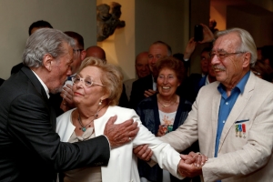 « Aux côtés de son épouse Jacqueline, Michel LORAIN a côtoyé les plus grands qui appréciaient sa cuisine délicate et universellement reconnue par ses pairs. Alain DELON faisait partie de ces amoureux de « La Côte Saint-Jacques », une table aux multiples étoiles au Michelin à répertorier sur tous les agendas des épicuriens… ».