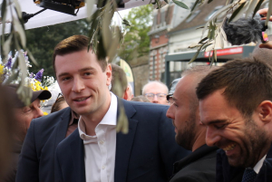 « Telle une rock star, le président du Rassemblement National et tête de liste aux européennes Jordan BARDELLA a eu droit un bain de foule des plus compacts lors de sa visite de la Foire de Sens, samedi en fin de matinée. Il était accompagné des deux députés de l’Yonne, tout sourire, Daniel GRENON et Julien ODOUL. Parmi les messages forts de l’intéressé : la fermeté face à l’ensauvagement et le tour de vis pénal nécessaire envers les mineurs délinquants… ».
