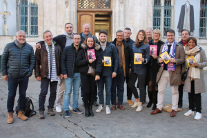 « Photo de famille obligatoire pour les soutiens à Emmanuel MACRON lors de la visite de la porte-parole nationale de La République en Marche Maud BREGEON à Auxerre. La jeune égérie de l’Elysée multiplie les déplacements en province afin de tirer les aspects positifs du bilan présidentiel et conforter les comités de soutien avant l’officialisation de la candidature… ».
