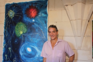 « LOL (Laurent NEVEU) plonge le visiteur dans un maelström de couleurs parfois chaudes mais aussi plus ténébreuses. Une illustration de cet art pictural abouti où sont couchés ces univers fantasmagoriques, portes d’accès à la méditation et à la spiritualité. L’artiste proposera un finissage le 18 septembre à 17h30 au Donjon de Cravant… ».