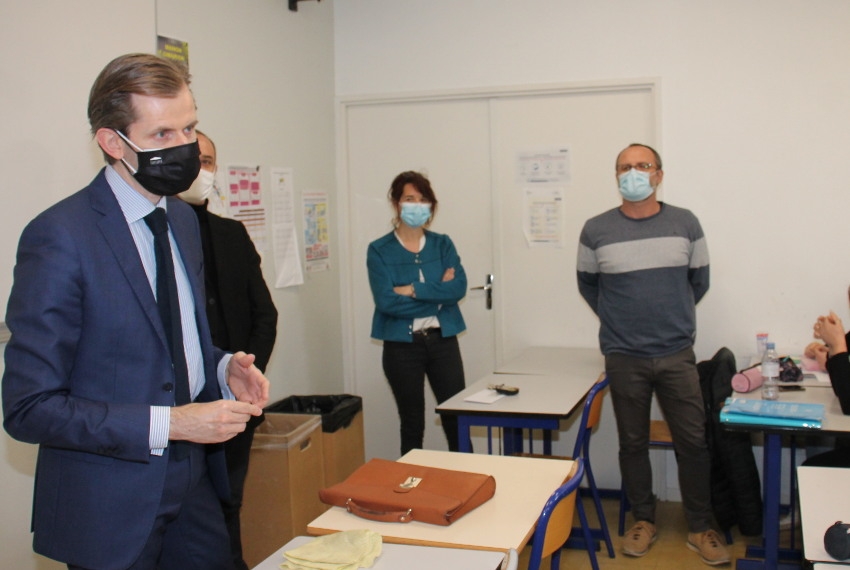 « Face aux lycéens qui suivent l’option prépa Sciences Po de Saint-Joseph-la-Salle, le parlementaire Guillaume LARRIVE a évoqué, souvenirs à l’appui, sa propre expérience au sein de cette institution pédagogique parisienne. Avant qu’il ne poursuive son cursus par l’ESSEC et l’ENA. Il abordera aussi le rôle d’un député et le fonctionnement de l’Assemblée nationale dans la Vème République… ».
