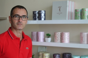 « Des thés parfumés au goût emblématique aux collections spécialement concoctées par les talents de la célèbre maison : Laurent PICOUET soigne l’image et la notoriété de son réseau de salons de coiffure YSEAL qui bénéficie depuis peu de l’adoubement commercial du chantre des arts de vivre et de la gourmandise, LADUREE…A la plus grande joie de la clientèle qui peut en profiter pleinement ! ».