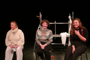 « L’incarnation de Colette par l’actrice Valentine REGNAUT (au centre) est pour le moins surprenante, à la limite du sublime. Le spectateur se plonge avec délectation dans un récit théâtral proposé sous la forme d’une enquête qui révèle au fil du jeu bien des surprises… ».